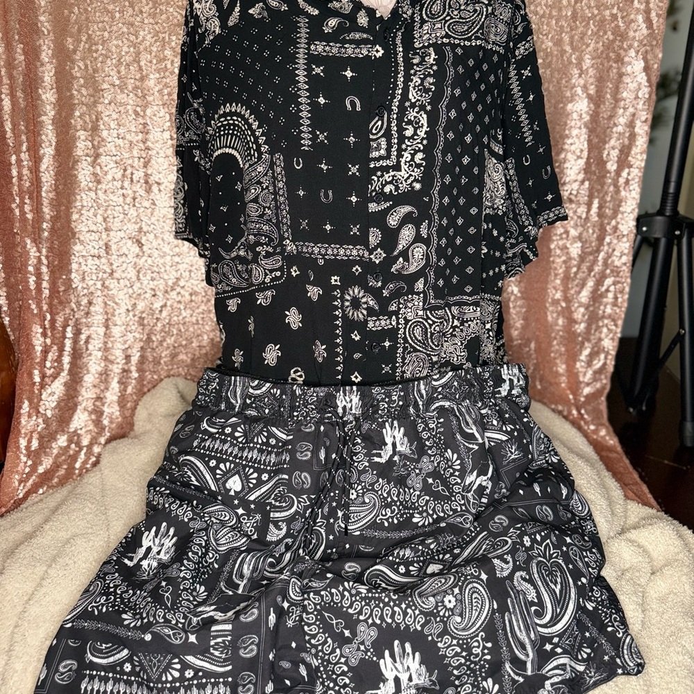 No Boundaries Black and White Paisley Set